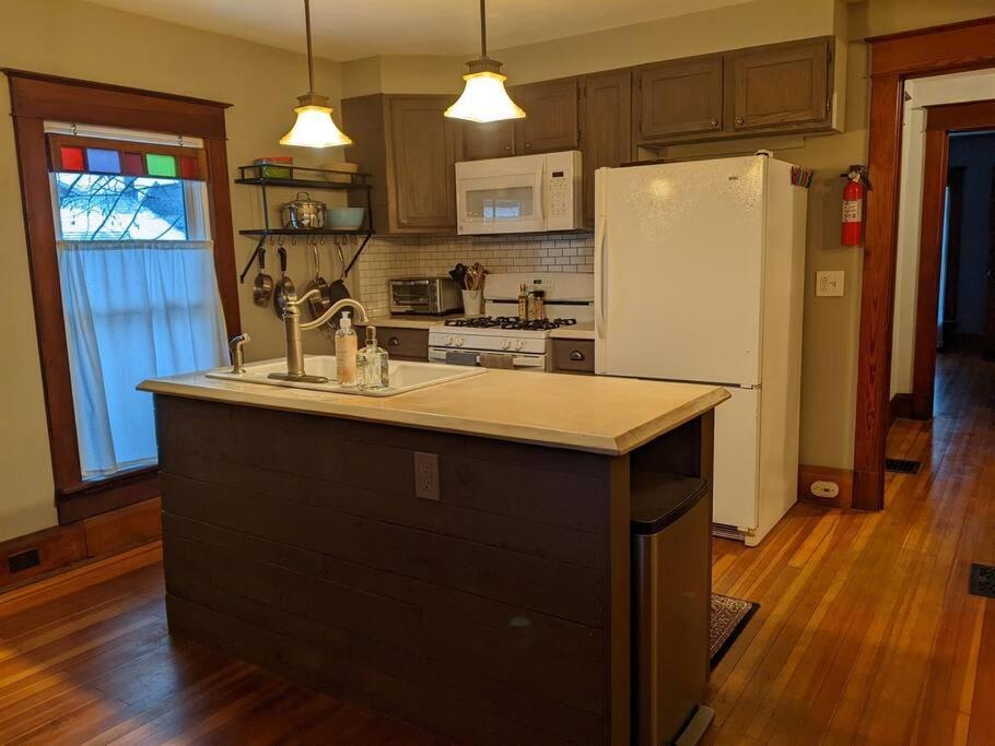 Large Bakery Apartment - Central Downtown Location Fredonia 외부 사진